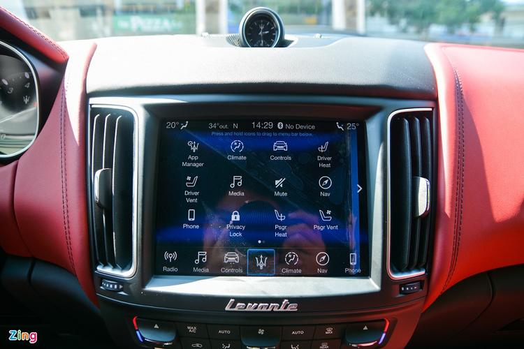 Vị trí trung tâm là màn hình giải trí cảm ứng có kích thước 8,4 inch, màn hình này tích hợp hệ thống điều khiển Maserati Touch Control Plus giúp người lái điều chỉnh các chức năng của xe cũng như hệ thống giải trí. 