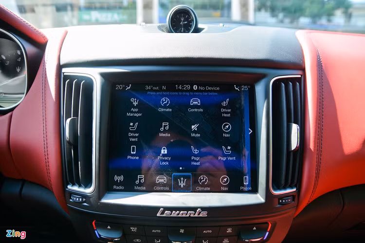 Vị trí trung tâm là màn hình giải trí cảm ứng có kích thước 8,4 inch, màn hình này tích hợp hệ thống điều khiển Maserati Touch Control Plus giúp người lái điều chỉnh các chức năng của xe cũng như hệ thống giải trí. 