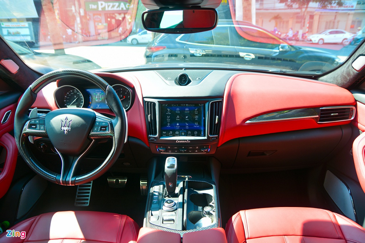 Khoang nội thất xe sang Maserati Levante GranSport trong bài viết sở hữu tone màu đỏ đen thể thao. Maserati cho biết thiết kế nội thất của Levante tập trung vào người lái, điển hình là vô-lăng với nhiều nút bấm vật lý ở phía trước lẫn phía sau. 