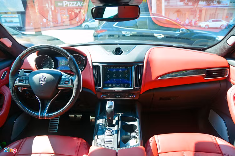 Khoang nội thất xe sang Maserati Levante GranSport trong bài viết sở hữu tone màu đỏ đen thể thao. Maserati cho biết thiết kế nội thất của Levante tập trung vào người lái, điển hình là vô-lăng với nhiều nút bấm vật lý ở phía trước lẫn phía sau. 