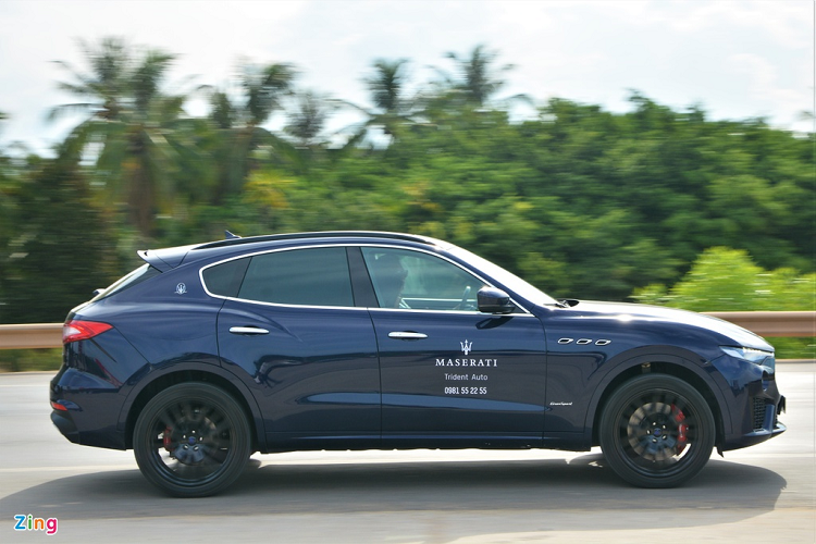 Maserati Levante tại Việt Nam sở hữu kích thước 5.003 x 1.968 x 1.679 mm (dài x rộng x cao), chiều dài cơ sở 3.004 mm. Chiếc Levante trong bài thuộc phiên bản GranSport, phiên bản này hướng đến cảm giác lái năng động và thể thao, trong khi phiên bản GranLusso lại tập trung vào phong cách sang trọng