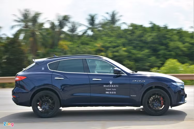 Maserati Levante tại Việt Nam sở hữu kích thước 5.003 x 1.968 x 1.679 mm (dài x rộng x cao), chiều dài cơ sở 3.004 mm. Chiếc Levante trong bài thuộc phiên bản GranSport, phiên bản này hướng đến cảm giác lái năng động và thể thao, trong khi phiên bản GranLusso lại tập trung vào phong cách sang trọng