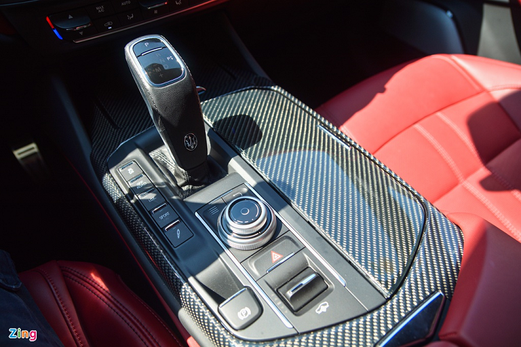 Khu vực cần số được ốp carbon cho cảm giác hiện đại. Một số chi tiết nhựa ở khu vực này làm giảm đi sự sang trọng của Levante. Hàng ghế sau rộng rãi với độ ngả lưng lớn, vị trí ghế giữa có thể gập xuống làm bệ tựa tay và khay để ly. Cửa sổ hàng ghế sau được dán kính tối màu và trang bị rèm che nắng chỉnh điện, đây là một trang bị dễ bắt gặp trên những mẫu xe sang trọng. Maserati Levante GranSport sở hữu động cơ V6 3.0L, sản sinh công suất 350 mã lực. Sức mạnh được truyền đến 4 bánh xe thông qua hộp số 8 cấp ZF. 