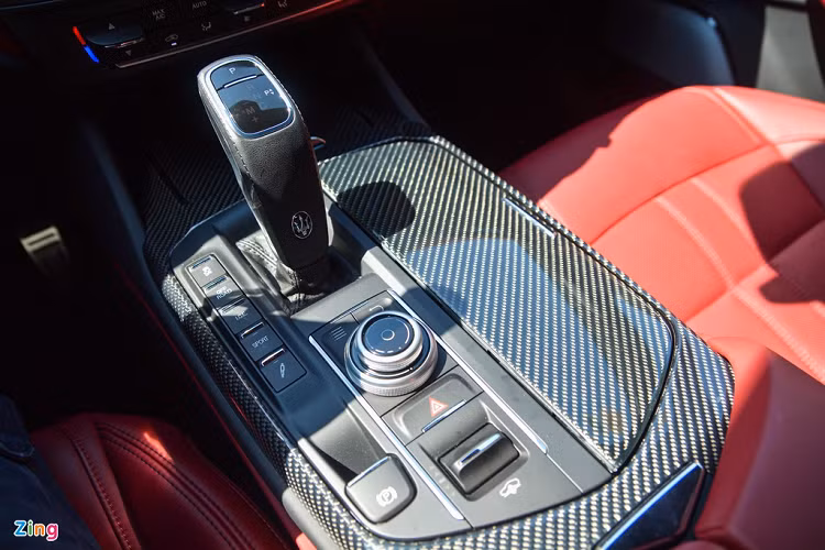 Khu vực cần số được ốp carbon cho cảm giác hiện đại. Một số chi tiết nhựa ở khu vực này làm giảm đi sự sang trọng của Levante. Hàng ghế sau rộng rãi với độ ngả lưng lớn, vị trí ghế giữa có thể gập xuống làm bệ tựa tay và khay để ly. Cửa sổ hàng ghế sau được dán kính tối màu và trang bị rèm che nắng chỉnh điện, đây là một trang bị dễ bắt gặp trên những mẫu xe sang trọng. Maserati Levante GranSport sở hữu động cơ V6 3.0L, sản sinh công suất 350 mã lực. Sức mạnh được truyền đến 4 bánh xe thông qua hộp số 8 cấp ZF. 