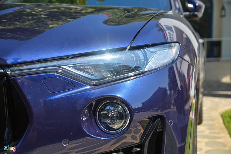 Cụm đèn chiếu sáng phía trước được thiết kế mảnh và kéo dài đến mặt ca-lăng, đây là loại Full-LED với các chức năng cơ bản như tự động bật/tắt, điều chỉnh độ cao đèn... Trải nghiệm thực tế cho thấy hệ thống đèn trên Levante cho độ sáng ở mức vừa đủ dùng.