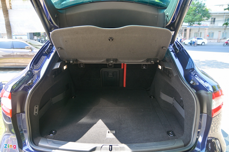 Khoang hành lý trên Levante đạt mức 580 lít và có thể mở rộng thêm bằng cách gập hàng ghế thứ 2. Với một mẫu xe 5 chỗ ngồi như Levante thì khoang hành lý gần 600 lít có phần dư dả cho những chuyến du lịch 3-4 ngày. 