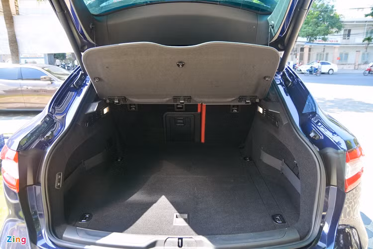 Khoang hành lý trên Levante đạt mức 580 lít và có thể mở rộng thêm bằng cách gập hàng ghế thứ 2. Với một mẫu xe 5 chỗ ngồi như Levante thì khoang hành lý gần 600 lít có phần dư dả cho những chuyến du lịch 3-4 ngày. 