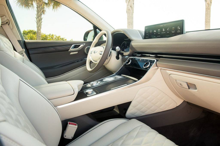 Tuy nhiên, khách hàng có thể nâng cấp lên động cơ tăng áp kép 3.5L 370 mã lực và dẫn động AWD với chi phí bổ sung khoảng 10.000 USD (khoảng 233,4 triệu đồng).