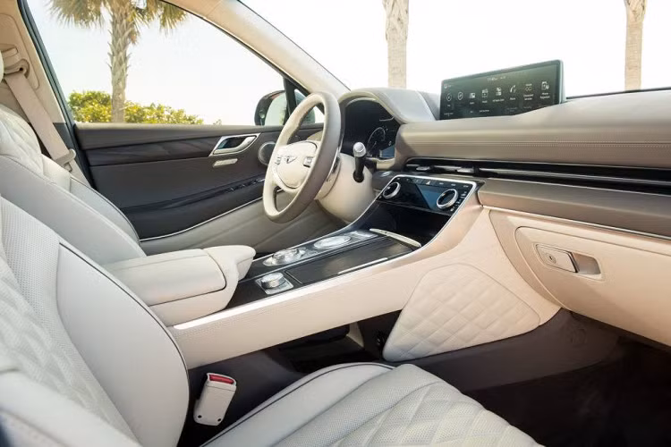 Tuy nhiên, khách hàng có thể nâng cấp lên động cơ tăng áp kép 3.5L 370 mã lực và dẫn động AWD với chi phí bổ sung khoảng 10.000 USD (khoảng 233,4 triệu đồng).