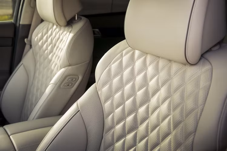 Genesis GV80 thế hệ mới sẽ được bán theo 3 phiên bản: Tiêu chuẩn, Advance (thêm 5.200 USD ~ 121,3 triệu đồng ) và Prestige hàng đầu (thêm 11.800 USD ~ 275,4 triệu đồng).