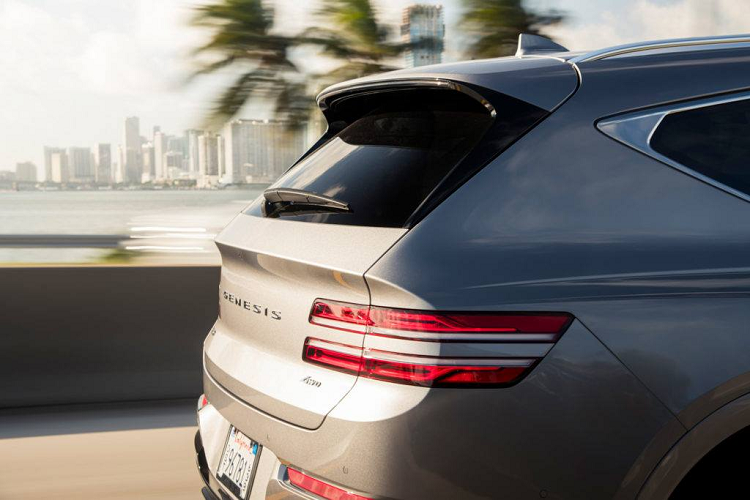 Trong đó, bản Advance được bổ sung các tính năng như màn hình hiển thị trên kính chắn gió, màn hình camera quan sát xung quanh, khởi động từ xa và sưởi cho hàng ghế thứ hai. Khách hàng có thể đặt thêm hàng ghế thứ ba với 700 USD (~ 16,3 triệu đồng).