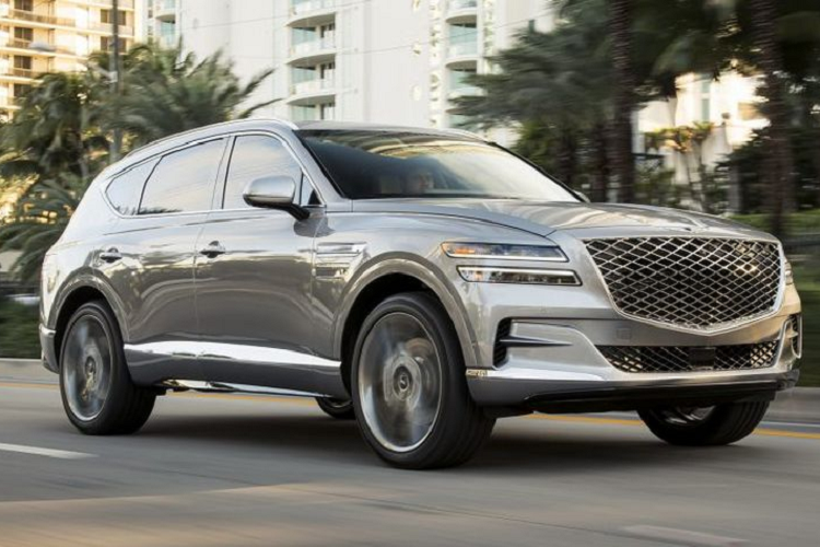 Genesis GV80 thế hệ mới sẽ được mở bán chính thức vào cuối mùa hè này, hãng xe sang Hàn Quốc muốn rằng GV80 có thể thu hút khách hàng từ các đối thủ chính của Đức. Vì vậy, hãng đã đặt ra mức giá xe Genesis GV80 2021 chỉ từ 48.900 USD (khoảng 1,141 tỷ đồng).