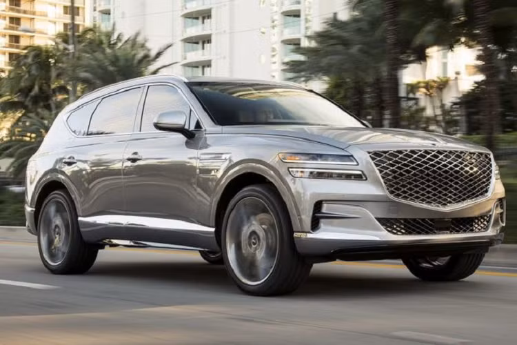 Genesis GV80 thế hệ mới sẽ được mở bán chính thức vào cuối mùa hè này, hãng xe sang Hàn Quốc muốn rằng GV80 có thể thu hút khách hàng từ các đối thủ chính của Đức. Vì vậy, hãng đã đặt ra mức giá xe Genesis GV80 2021 chỉ từ 48.900 USD (khoảng 1,141 tỷ đồng).