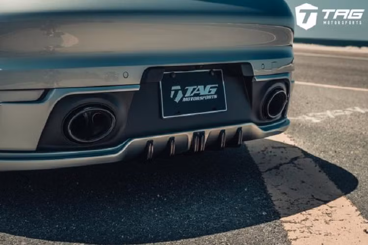 Kết hợp với màu bạc đơn giản của ngoại thất, chiếc xe sở hữu khoang nội thất được bọc da màu đỏ đầy sang trọng cùng các chi tiết nâng cấp từ TechArt.