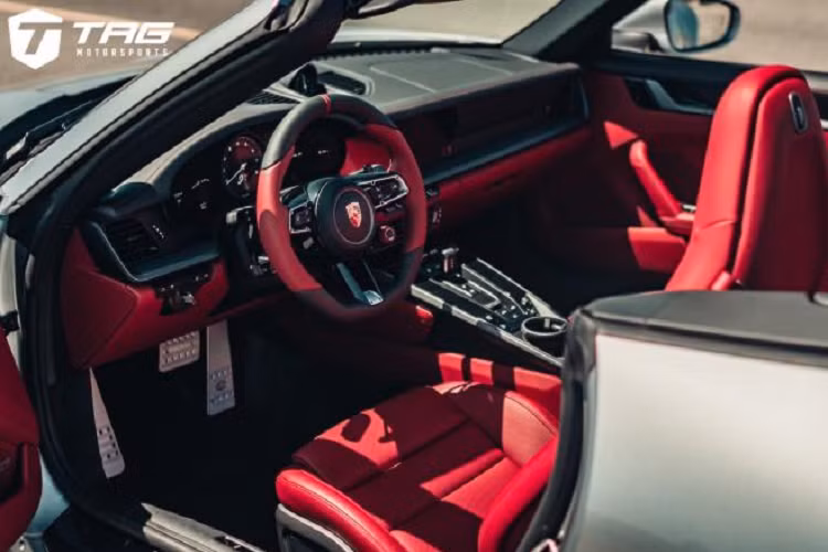 Thay cho hệ thống xả nguyên bản, chiếc xe đã được trang bị hệ thống xả có van TechArt Titanium mới với chất liệu nhẹ hơn cũng như đem lại cho chiếc xe âm thanh động cơ mạnh mẽ hơn so với nguyên bản.