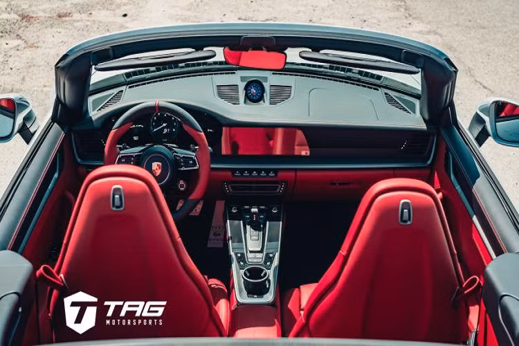 Với bộ chọn chế độ trên vô lăng, người lái có thể dễ dàng chuyển từ công suất và âm thanh tiêu chuẩn sang hiệu suất và âm thanh của hệ thống xả độ.