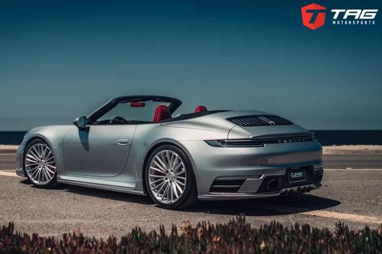 Thương hiệu đã quyết định lựa chọn cho chiếc Porsche 992 Cabriolet độ TechArt, gói nâng cấp này không thay đổi tổng thể diện mạo của chiếc xe mà chỉ “bổ sung” giúp hoàn thiện hơn vẻ bề ngoài của 992 Cabriolet.