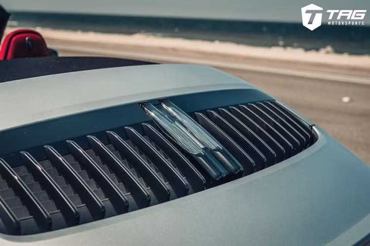 Trong khoang nội thất, vô lăng được ốp viền Bordeaux Side Grips và sọc ở trung tâm vô lăng. Xe cũng được trang bị bậc cửa carbon với logo của thương hiệu TechArt, thảm sàn cũng như bàn đạp đến từ TechArt.