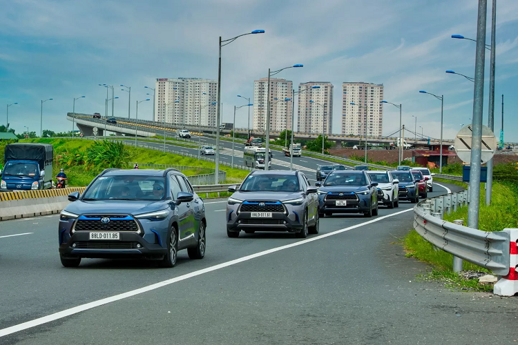 Vô-lăng 3 chấu bọc da, tích hợp đầy đủ các nút bấm điều khiển hệ thống giải trí và tính năng ga tự động Cruise Control. Cụm đồng hồ dễ quan sát vì là loại kỹ thuật số, tích hợp màn hình đa thông tin 4,2 inch TFT cùng đèn báo Eco. Ngoài ra, xe còn trang bị chìa khóa thông mình, khởi động nút bấm cùng gương chiếu hậu chính giữa chống chói tự động.