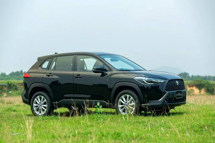 Trang bị bên trong khoang cabin phiên bản Toyota Corolla Cross 1.8G tưởng chừng chỉ dừng ở mức cơ bản. Nhưng không, các trang bị như màn hình giải trí cảm ứng 7 inch đa kết nối hỗ trợ Apple CarPlay và Android Auto, điều khiển giọng nói, kết nối wifi dàn âm thanh 6 loa, ghế bọc da, ghế lái chỉnh điện, điều hòa tự động đủ giúp khách hàng tận hưởng không gian hiện đại và tiện nghi không thua kém 2 phiên bản 1.8V và 1.8HV.