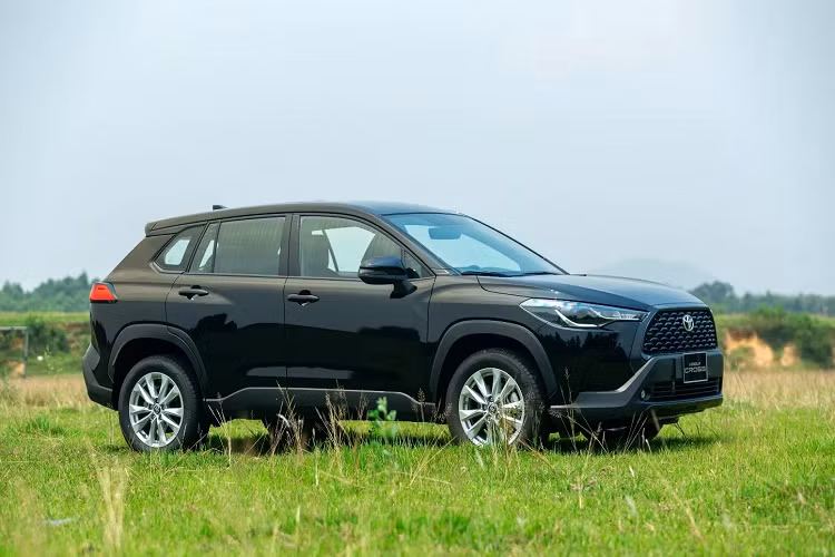 Trang bị bên trong khoang cabin phiên bản Toyota Corolla Cross 1.8G tưởng chừng chỉ dừng ở mức cơ bản. Nhưng không, các trang bị như màn hình giải trí cảm ứng 7 inch đa kết nối hỗ trợ Apple CarPlay và Android Auto, điều khiển giọng nói, kết nối wifi dàn âm thanh 6 loa, ghế bọc da, ghế lái chỉnh điện, điều hòa tự động đủ giúp khách hàng tận hưởng không gian hiện đại và tiện nghi không thua kém 2 phiên bản 1.8V và 1.8HV.