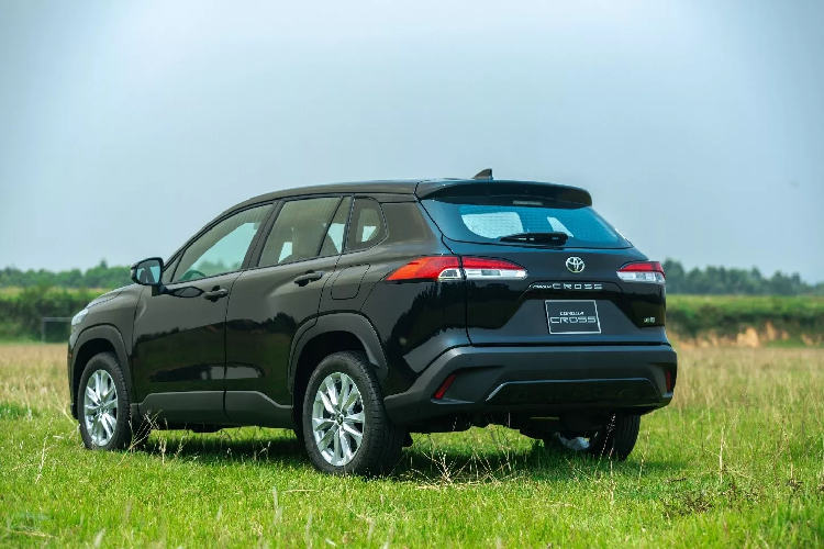 Gương chiếu hậu chỉnh điện, gập tự động khi người dùng khóa xe và tích hợp đèn báo rẽ. Mâm xe hợp kim kích thước 17 inch và ăng-ten vây cá là những chi tiết giúp người dùng tự tin về dáng vẻ của chiếc xe dù đang cầm lái phiên bản thấp cấp nhất.