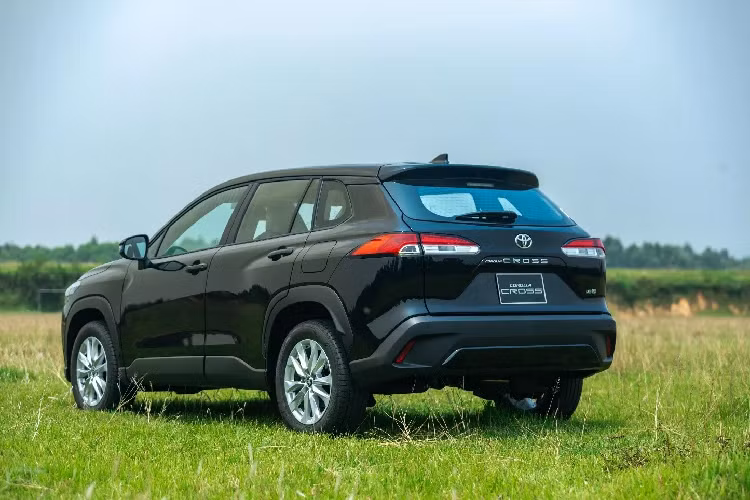 Gương chiếu hậu chỉnh điện, gập tự động khi người dùng khóa xe và tích hợp đèn báo rẽ. Mâm xe hợp kim kích thước 17 inch và ăng-ten vây cá là những chi tiết giúp người dùng tự tin về dáng vẻ của chiếc xe dù đang cầm lái phiên bản thấp cấp nhất.