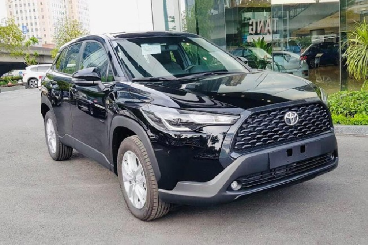 Sự sắp xếp “option” hợp lý giúp cả 3 phiên bản Cross đều đáng mua. Trong đó, giá xe Toyota Corolla Cross 1.8G có mức bán ra đề xuất 720 triệu đồng trở thành lựa chọn hợp lý cho những khách hàng không muốn cầu kỳ về trang bị và tính năng, nhưng đặt nặng về hệ truyền động và khung gầm, những yếu tố cốt lõi của một chiếc ôtô.