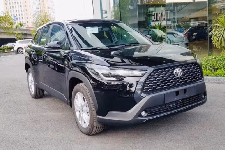 Sự sắp xếp “option” hợp lý giúp cả 3 phiên bản Cross đều đáng mua. Trong đó, giá xe Toyota Corolla Cross 1.8G có mức bán ra đề xuất 720 triệu đồng trở thành lựa chọn hợp lý cho những khách hàng không muốn cầu kỳ về trang bị và tính năng, nhưng đặt nặng về hệ truyền động và khung gầm, những yếu tố cốt lõi của một chiếc ôtô.