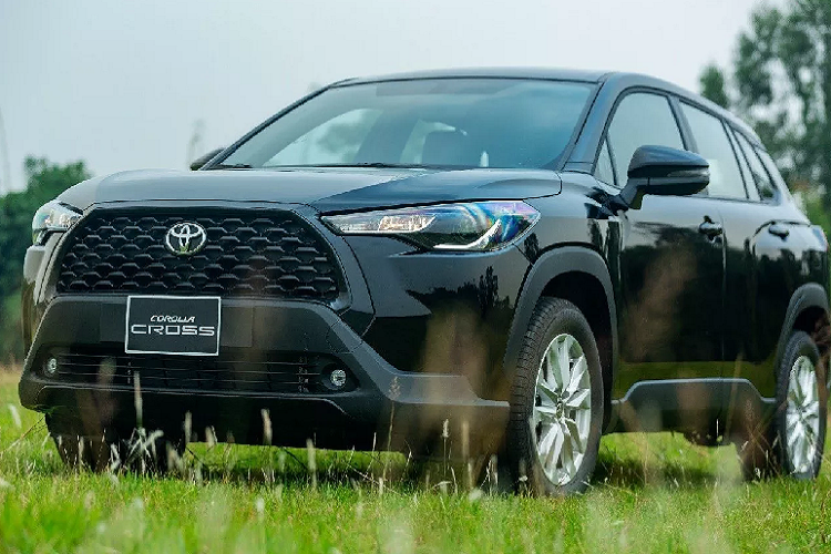 Thông thường, bản “base” là phiên bản bị “cắt tối đa option” để tiết giảm chi phí, mang tới giá bán thấp nhất có thể cho khách hàng. Nhưng Toyota chọn cách làm ngược lại, người mua Toyota Corolla Cross 1.8G vẫn nhận được nhiều tính năng và trang bị cốt lõi với giá bán 720 triệu đồng, phù hợp với những người có giới hạn về ngân sách mua xe, không yêu cầu quá nhiều về công nghệ.