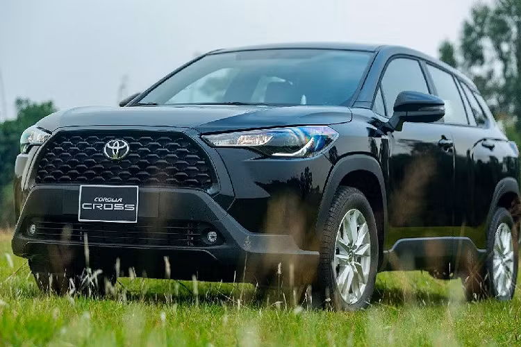 Thông thường, bản “base” là phiên bản bị “cắt tối đa option” để tiết giảm chi phí, mang tới giá bán thấp nhất có thể cho khách hàng. Nhưng Toyota chọn cách làm ngược lại, người mua Toyota Corolla Cross 1.8G vẫn nhận được nhiều tính năng và trang bị cốt lõi với giá bán 720 triệu đồng, phù hợp với những người có giới hạn về ngân sách mua xe, không yêu cầu quá nhiều về công nghệ.
