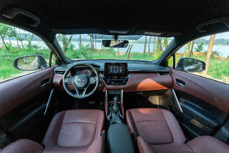 Ngoại hình Toyota Corolla Cross G không quá khác biệt so với 2 phiên cao cấp hơn là 1.8V và 1.8HV. Xe vẫn giữ thiết kế trẻ trung và năng động. Đèn pha tích hợp công nghệ điều khiển tự động, nhắc nhở đèn sáng, cân bằng góc chiếu chỉnh cơ, đèn chờ dẫn đường. Đèn chiếu sáng ban ngày LED giúp chiếc xe dễ dàng nhận diện và nét cá tính đặc trưng khi lưu thông trên đường. Đèn hậu và đèn báo phanh trên cao sử dụng công nghệ LED hiện đại.