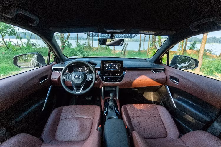 Ngoại hình Toyota Corolla Cross G không quá khác biệt so với 2 phiên cao cấp hơn là 1.8V và 1.8HV. Xe vẫn giữ thiết kế trẻ trung và năng động. Đèn pha tích hợp công nghệ điều khiển tự động, nhắc nhở đèn sáng, cân bằng góc chiếu chỉnh cơ, đèn chờ dẫn đường. Đèn chiếu sáng ban ngày LED giúp chiếc xe dễ dàng nhận diện và nét cá tính đặc trưng khi lưu thông trên đường. Đèn hậu và đèn báo phanh trên cao sử dụng công nghệ LED hiện đại.