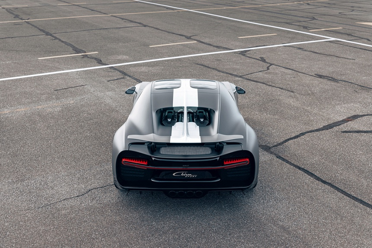 Màu sơn ngoại thất của Bugatti Chiron Sport đặc biệt này lấy cảm hứng từ máy bay ở những năm 1920. Dải màu trắng tạo điểm nhấn, được kéo dài từ cản trước tới cánh gió sau. Chất liệu được sử dụng chủ yếu ở ngoại thất là sợi carbon.