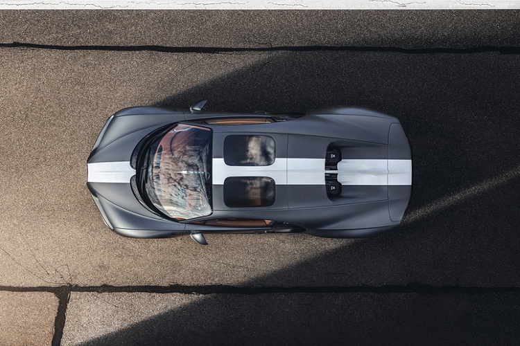 Bệ cửa lên xuống có thể tùy biến theo yêu cầu khách hàng. Logo “Les Legendes du Ciel” được chiếu xuống đất khi mở cửa xe.