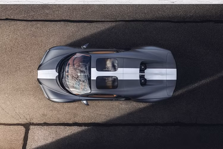 Bệ cửa lên xuống có thể tùy biến theo yêu cầu khách hàng. Logo “Les Legendes du Ciel” được chiếu xuống đất khi mở cửa xe.