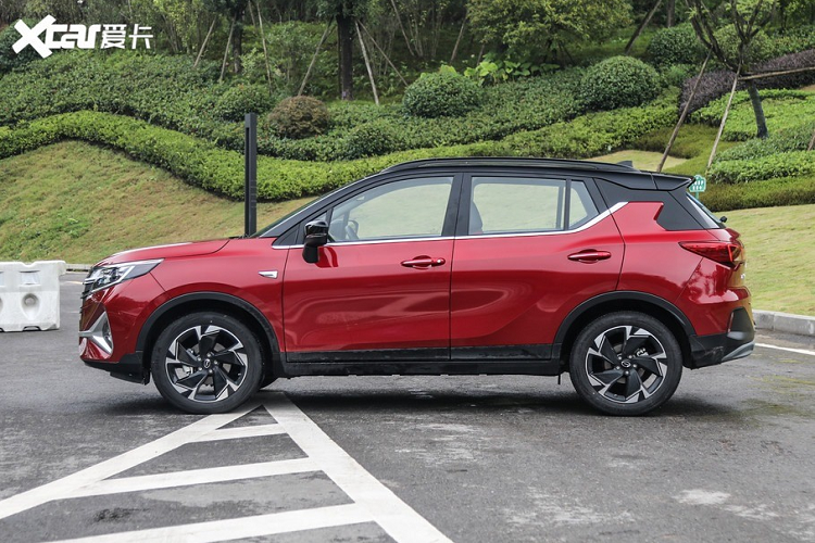 Nhắc lại một chút, Trumpchi là một thương hiệu xe Trung Quốc thuộc GAC Group, và dù mới thành lập năm 2010, nó đã cố vươn mình ra những thị trường quốc tế như Đông Âu, Trung Đông, Nam Mỹ, và một số nước Đông Nam Á. Trumpchi GS3 Power bản chất là phiên bản nâng cấp giữa vòng đời của GS3 có sẵn. Theo công bố chính thức của nhà sản xuất, giá xe Trumpchi GS3 Power dao động từ 84.800 nhân dân tệ - 102.800 nhân dân tệ (tương đương 290 – 351 triệu đồng).