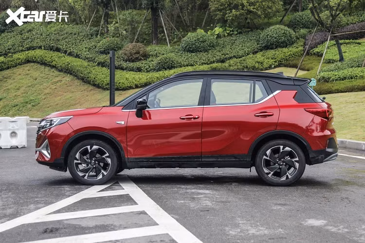 Nhắc lại một chút, Trumpchi là một thương hiệu xe Trung Quốc thuộc GAC Group, và dù mới thành lập năm 2010, nó đã cố vươn mình ra những thị trường quốc tế như Đông Âu, Trung Đông, Nam Mỹ, và một số nước Đông Nam Á. Trumpchi GS3 Power bản chất là phiên bản nâng cấp giữa vòng đời của GS3 có sẵn. Theo công bố chính thức của nhà sản xuất, giá xe Trumpchi GS3 Power dao động từ 84.800 nhân dân tệ - 102.800 nhân dân tệ (tương đương 290 – 351 triệu đồng).