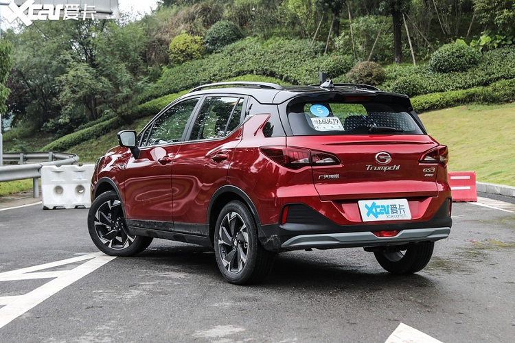 Nhìn từ bên sườn, ta thấy Trumpchi GS3 Power có đầu và đuôi ngắn, bộ la-zăng mang thiết kế tăng cường khí động học