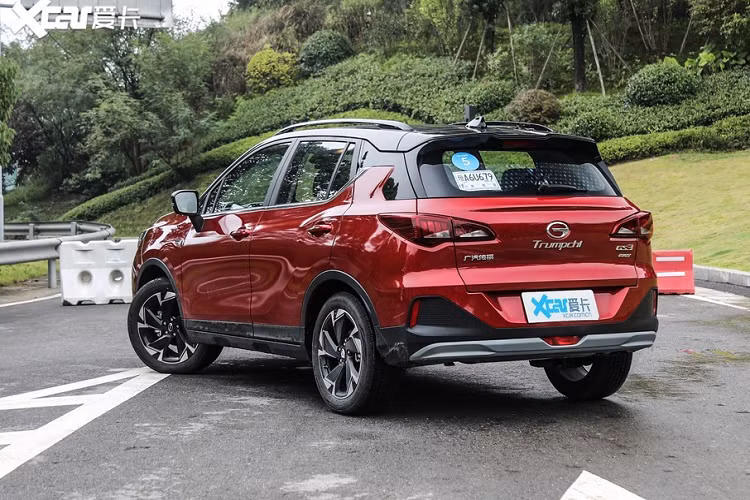 Nhìn từ bên sườn, ta thấy Trumpchi GS3 Power có đầu và đuôi ngắn, bộ la-zăng mang thiết kế tăng cường khí động học