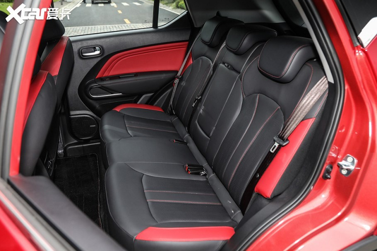 Ngoài ra, nội thất xe cũng có nhiều chi tiết làm bằng nhựa cứng, hoặc giả carbon thiếu thuyết phục. Hàng ghế sau của xe có thể gập xuống để mở rộng chỗ chứa nếu cần