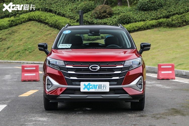 Trumpchi GS3 Power là mẫu crossover giá mềm, khởi điểm chưa tới 300 triệu đồng. Mặt xe trông khá đẹp với lưới tản nhiệt lớn, đèn pha thiết kế lạ