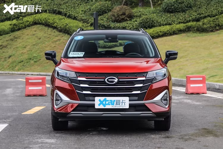 Trumpchi GS3 Power là mẫu crossover giá mềm, khởi điểm chưa tới 300 triệu đồng. Mặt xe trông khá đẹp với lưới tản nhiệt lớn, đèn pha thiết kế lạ