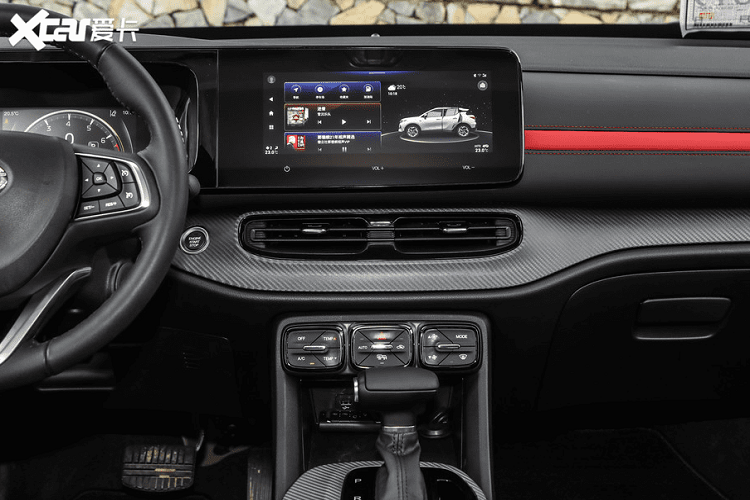 Không gian nội thất xe cũng nhận được những nâng cấp tương xứng. Nổi bật là một màn hình cảm ứng cỡ 10,25 inch với đồ họa sắc nét trên mặt táp lô. Tuy nhiên, bảng đồng hồ kỹ thuật số bên cạnh trông lại lỗi thời quá mức.