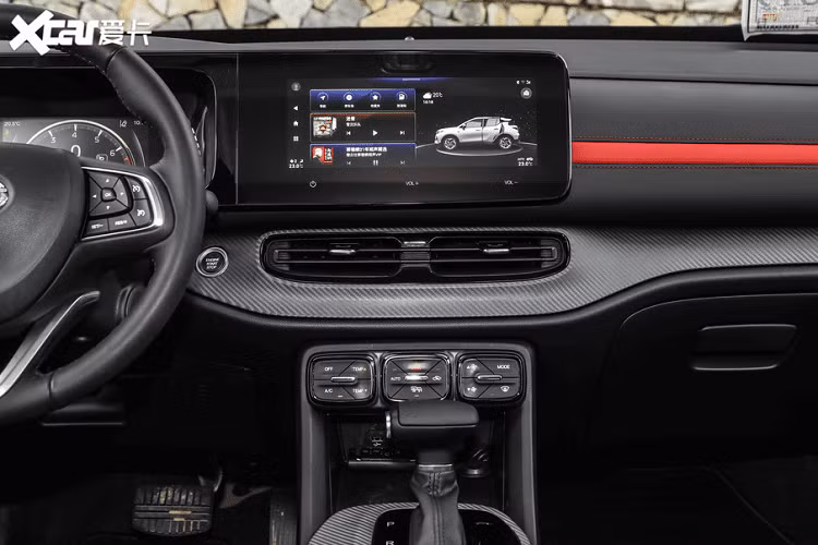 Không gian nội thất xe cũng nhận được những nâng cấp tương xứng. Nổi bật là một màn hình cảm ứng cỡ 10,25 inch với đồ họa sắc nét trên mặt táp lô. Tuy nhiên, bảng đồng hồ kỹ thuật số bên cạnh trông lại lỗi thời quá mức.