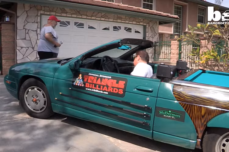 Những tính năng đáng lưu ý khác của Pool Table Car bao gồm một bảng chơi phi tiêu chạy bằng pin, một hệ thống âm thanh đầu bảng, một chiếc TV kiểu mở lên, một tủ lạnh, một hệ thống nâng cho chiếc bàn, và không gian cho hai người ở phía trước. Nội thất xe cũng được độ hoàn toàn để phù hợp chủ để chung, và hệ thống bánh xe cũng là hàng độc