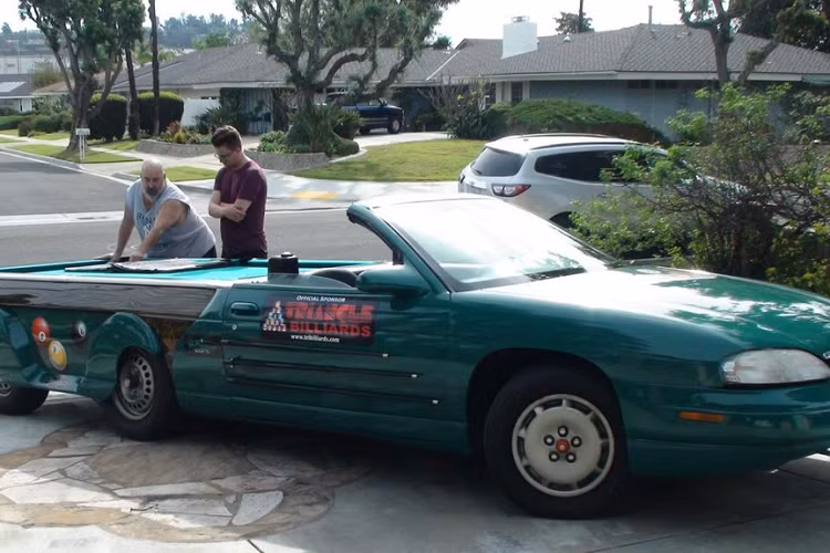 Pool Table Car mui trần là một trong những phương tiện dị thường, nổi tiếng nhất thế giới, và có lẽ là chiếc Chevrolet Monte Carlos tiêu biểu nhất. Cụ thể hơn, nó là một chiếc Monte Carlo đời 1999 hoặc 2000 được chuyển đổi thành một chiếc bàn bi-a trên bánh xe, và bổ sung thêm một số trang bị xịn xò như hệ thống âm thanh, màn hình TV, một “quầy bar” (thực tế chỉnhư 1 chiếc tủ lạnh) và thậm chí chỗ chơi ném phi tiêu.