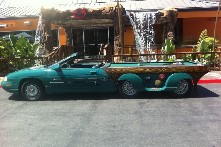 Bên cạnh đó, chiếc xe còn có phần nóc tháo ra được để thành mui trần, và dựa theo chủ xe Joe Fiscella, nó còn cực kỳ thu hút phụ nữ nữa. Nói một cách ngắn gọn, đây là một chiếc xe để người ta vui vẻ ở mọi lúc, mọi lúc với bất kỳ ai.