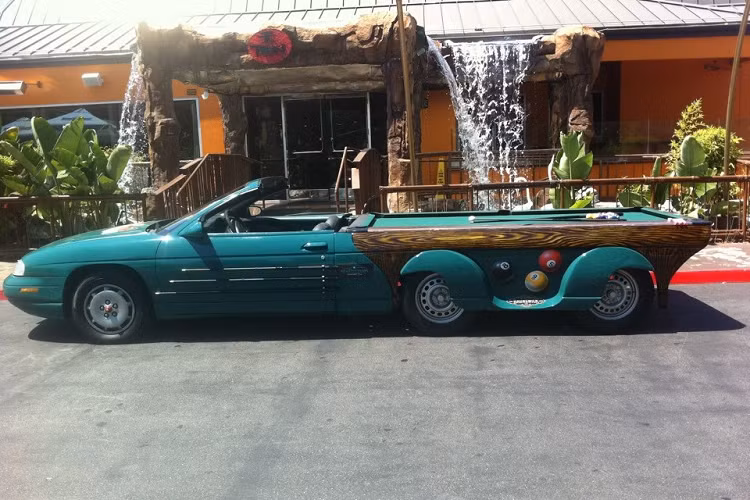 Bên cạnh đó, chiếc xe còn có phần nóc tháo ra được để thành mui trần, và dựa theo chủ xe Joe Fiscella, nó còn cực kỳ thu hút phụ nữ nữa. Nói một cách ngắn gọn, đây là một chiếc xe để người ta vui vẻ ở mọi lúc, mọi lúc với bất kỳ ai.