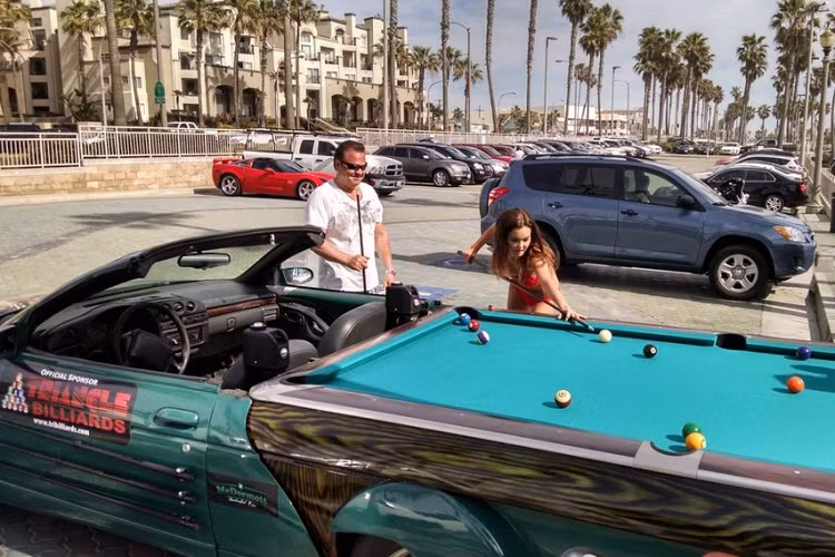 Một số ý tướng vĩ đại vốn có khởi điểm là một trò đùa vui giữa những người bạn, và chiếc xe độ xứng danh “huyền thoại” dưới đây cũng không hề khác biệt. Nó có tên chính thức là xe Pool Table Car, một chiếc xe mui trần có thể chạy 160 km/h cho dù phía sau là nguyên một chiếc bán chơi bi-a.